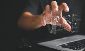 Sdílejí vaši zaměstnanci interní data s vlastní AI? Nezakazujte jim používání, dejte jim lepší nástroje 